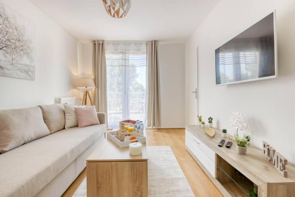 Апартаменты L'Elysee - Easy Check-In - Arrivee Autonome - Place Parking Privative - T2 Surequipe - Wifi - Netflix Courcouronnes Экстерьер фото